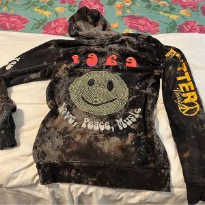 Butter hoodie large graphic zipper front side pockets. Smiley face retro print